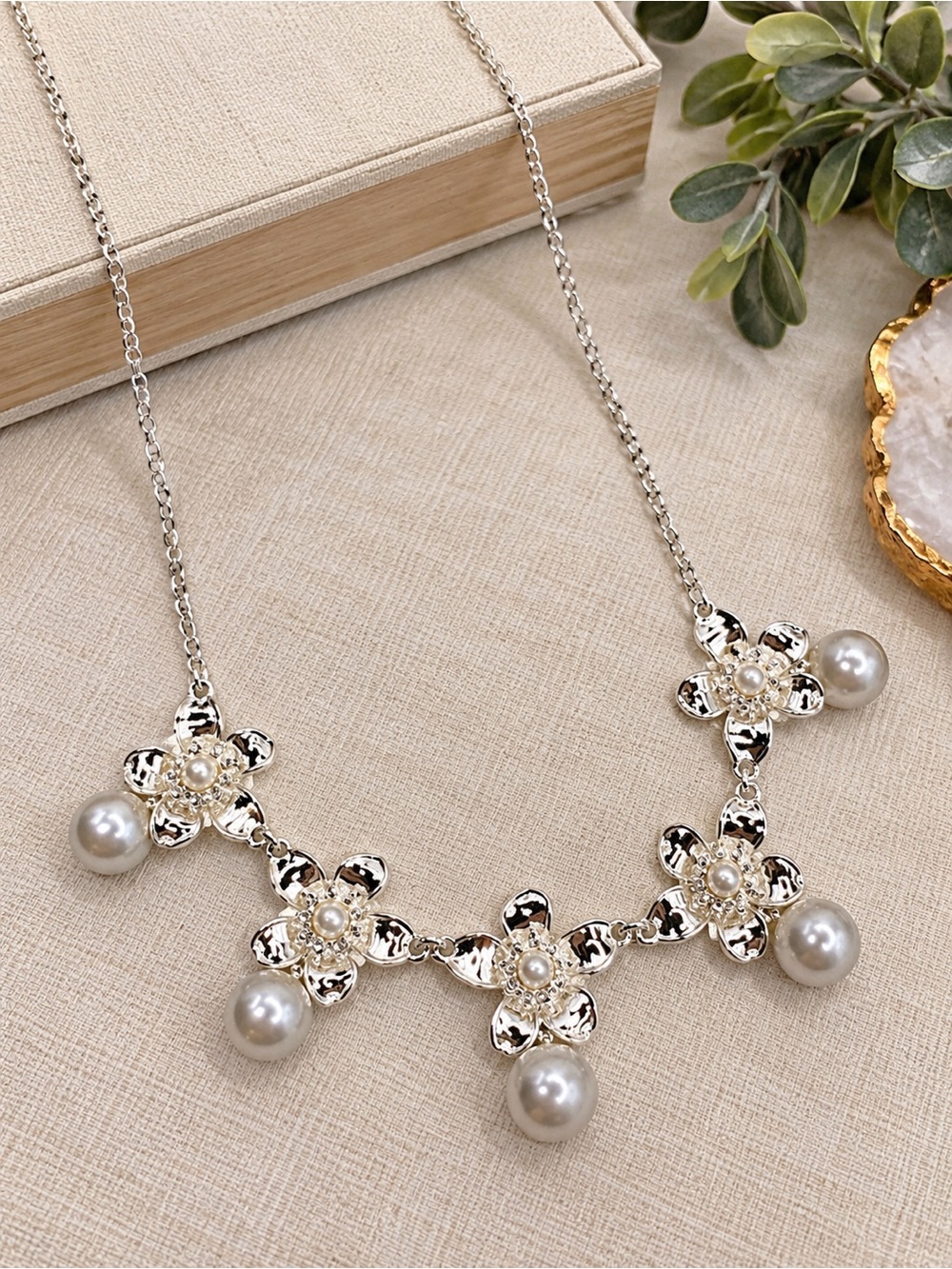 Gloria Vanderbilt Necklace .  (BN2/po)